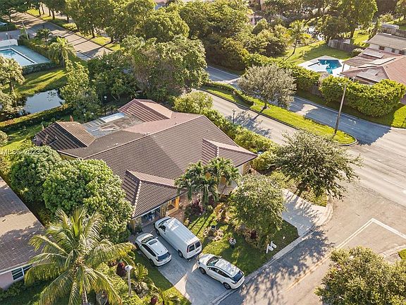 4th image of 8805 NW 27th St