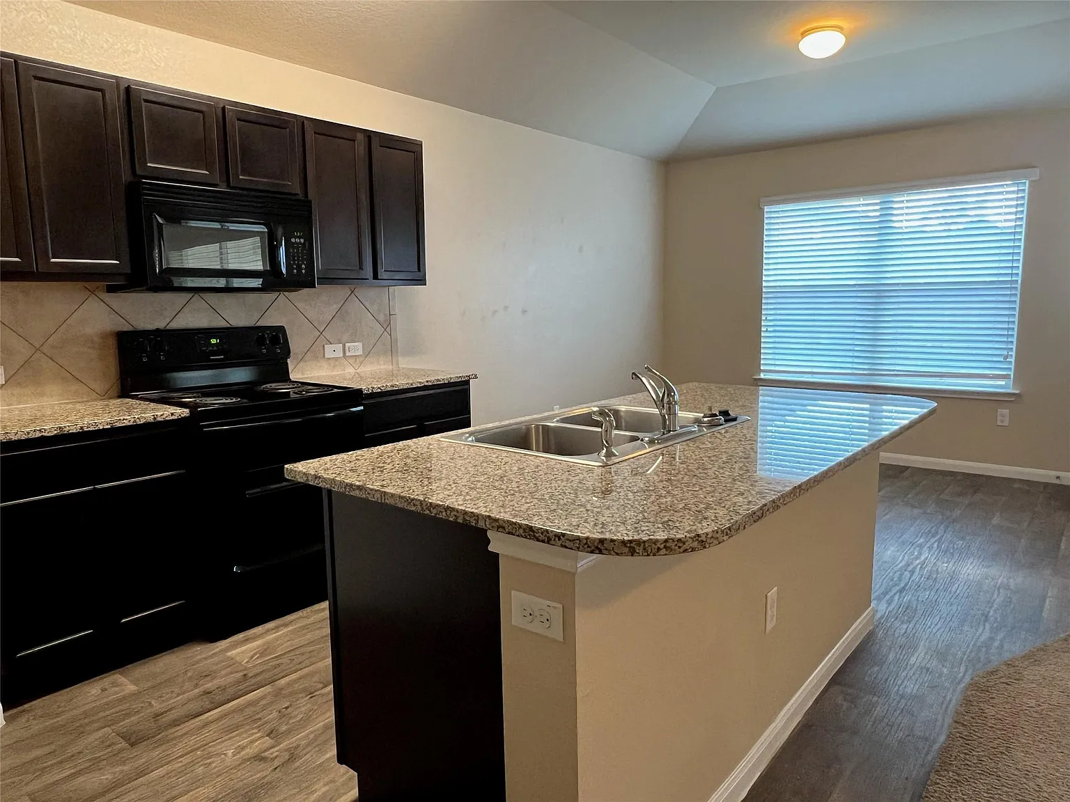 3 bed, 2.0 bath, 1467 sqft, $2,000 — Photo 3