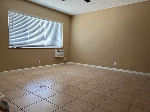 3rd image of 576 N Wilson Ave