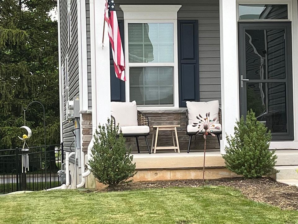2nd image of 1328 Woodmont Ln