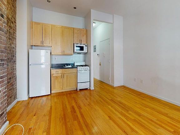 3rd image of 1435 1st Ave APT 4RN