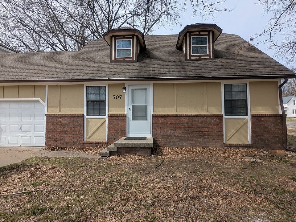 Entryway and garage door, facing Rouse street