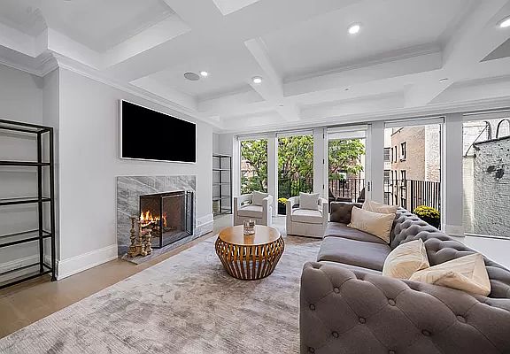 4th image of 225 E 81st St #Penthouse