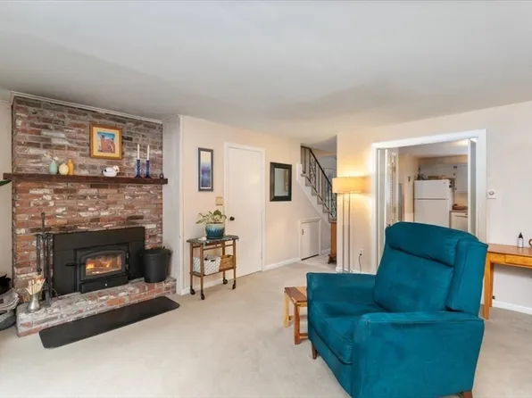 20 Lawrence Rd APT 2, Rowley, MA 01969