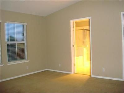 5th image of 944 Twin Oaks Dr
