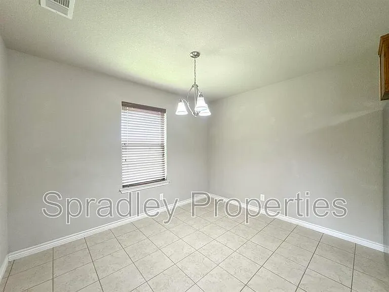 413 Bashaw Loop — Photo 7
