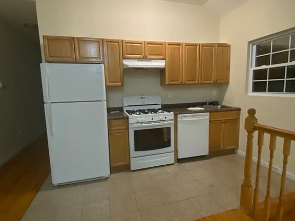 5th image of 44 Dales Ave Unit 2