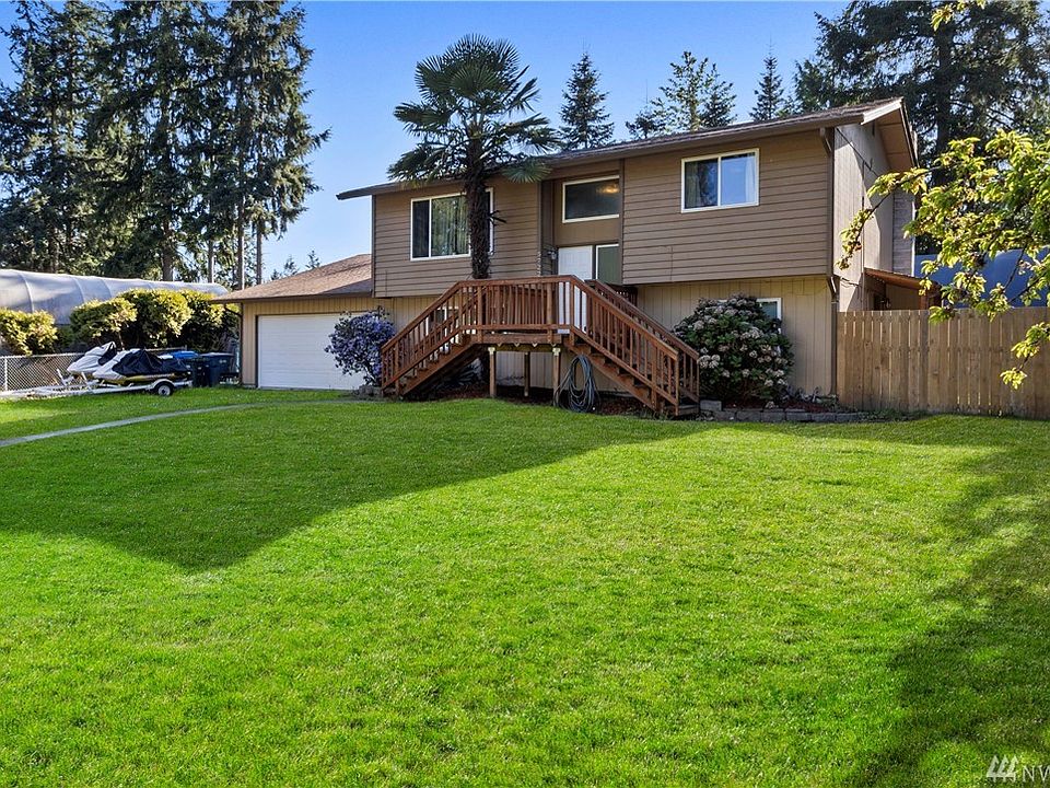 Plenty of room to park 6 cars on the driveway (far Left). Separate and additional parking in the front for 26' RV Trailer and boat