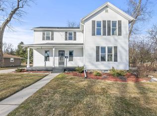 146 S Elm St, Oconomowoc, WI 53066