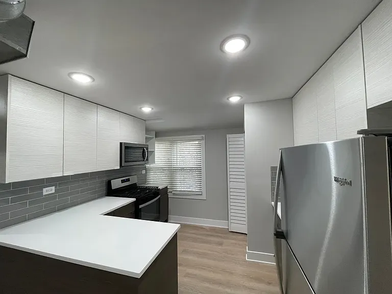 Spacious kitchen with lots of cabinets