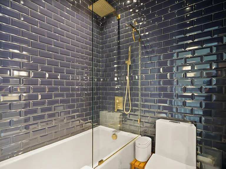 Upper level full bath
