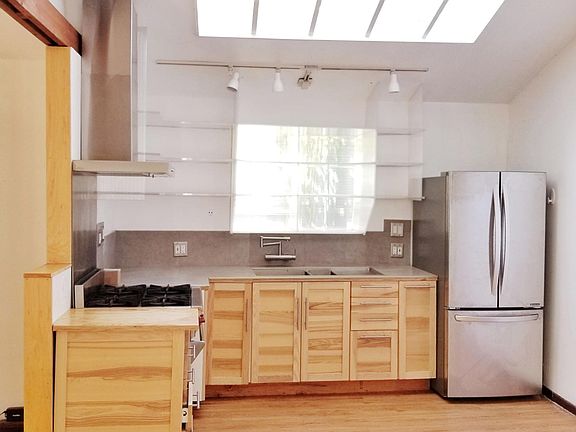 4th image of 303 1/2 Brooks Ave APT C