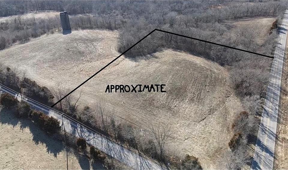 2nd image of 912 N Powell Rd