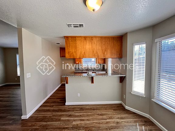 4th image of 220 Porter Ct