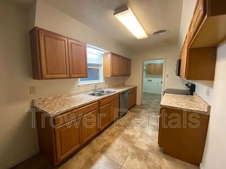 2620 Cambridge St — Photo 12