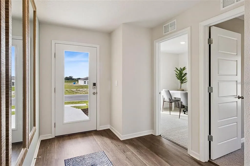 3 bed, 2.0 bath, 1328 sqft, $2,300 — Photo 3