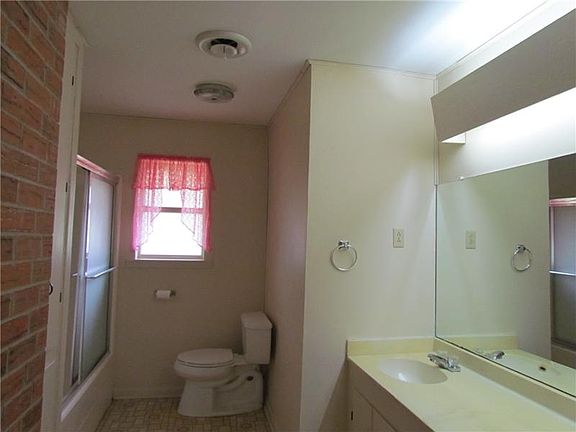4th image of 105 S Rockdale St