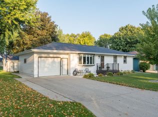 617 9th St, Gaylord, MN 55334