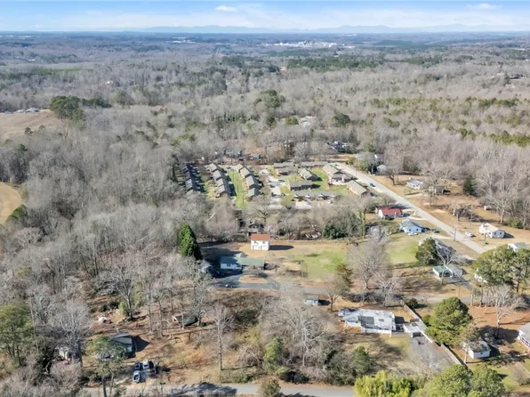 226 Maple St, Cowpens, SC 29330