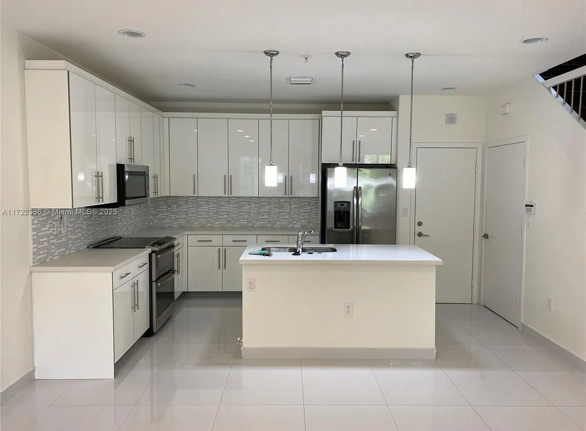 3 bed, 2500 sqft, $3,800 — Photo 2