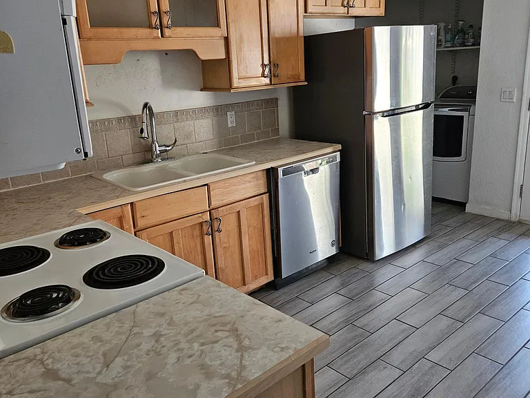 406 E Wickieup Ln — Photo 3