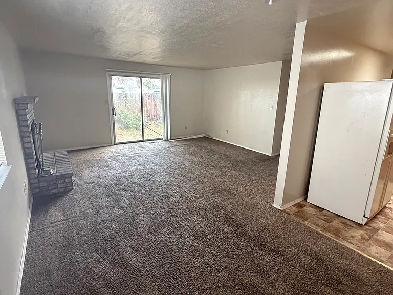 560 Nancy Cir — Photo 3