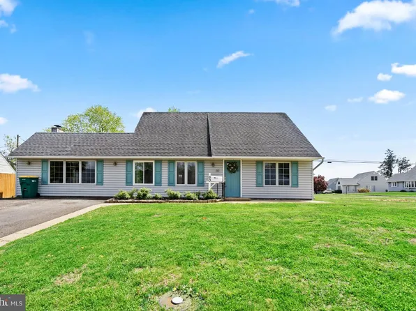 60 Upland Rd, Levittown, PA 19056