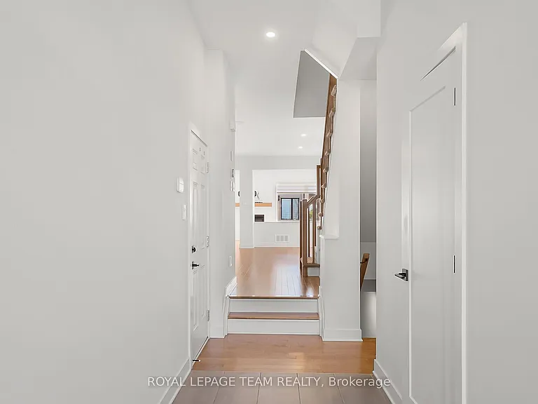 799 Cairn Cres — Photo 15