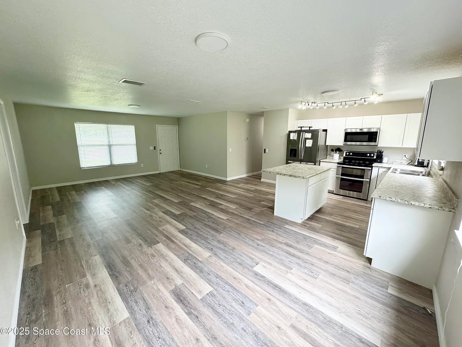 4 bed, 3.0 bath, 1176 sqft, $2,000 — Photo 4