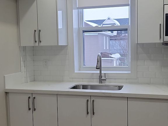 3rd image of 304 Albert St W #204
