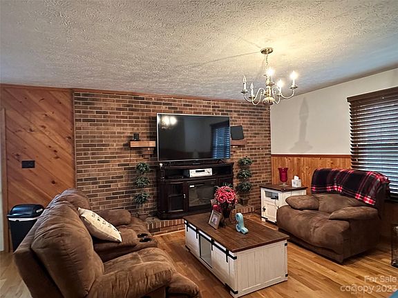 3rd image of 2704 Twin Meadow Dr