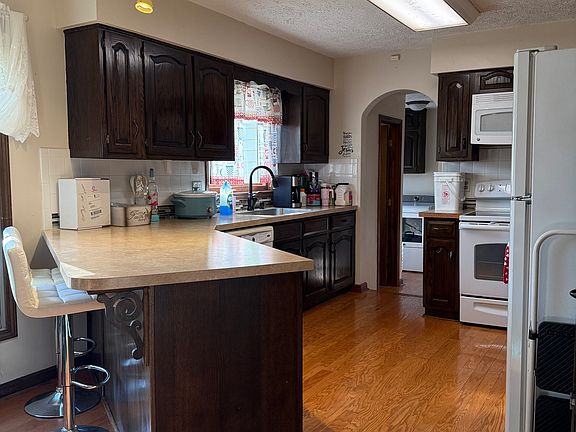 3rd image of 613 N Shady Ln