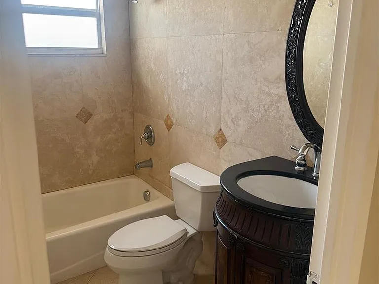 2555 NE 11th St #502 — Photo 7