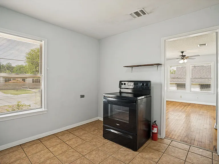 2514 Waverly Ave — Photo 8