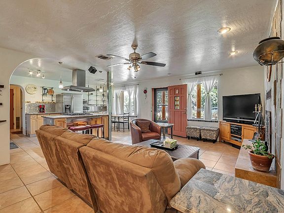 4th image of 975 E Armetta Dr