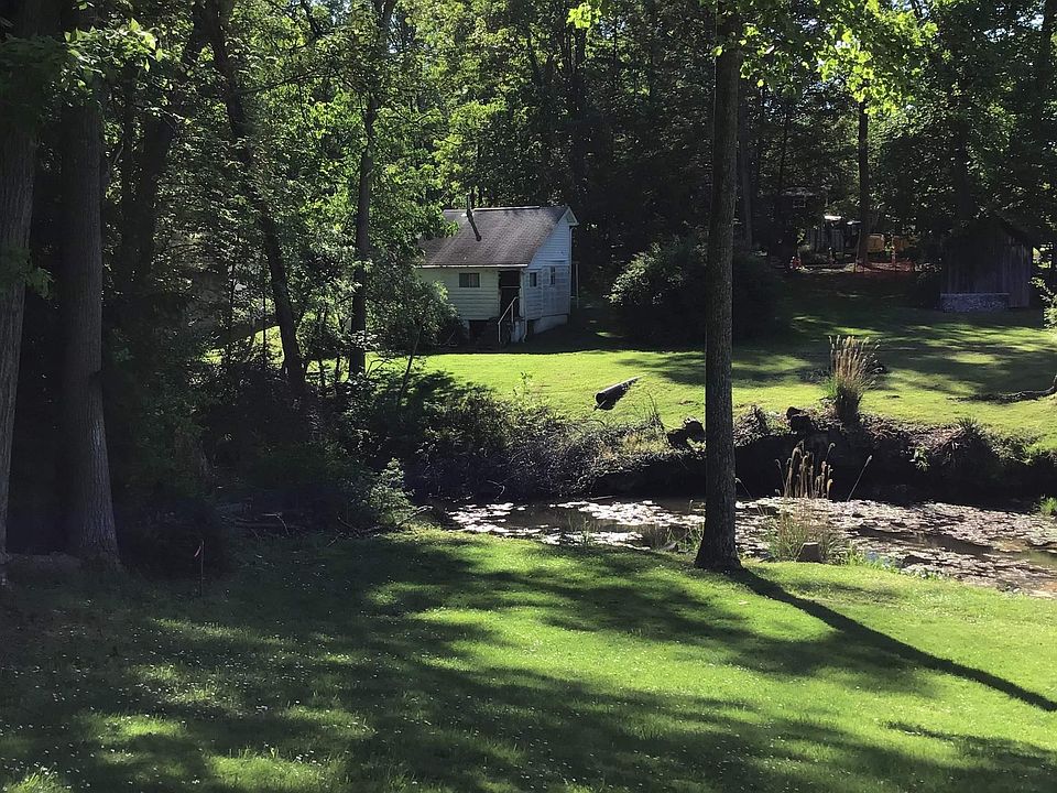 1st image of 33 Woodhaven Ln