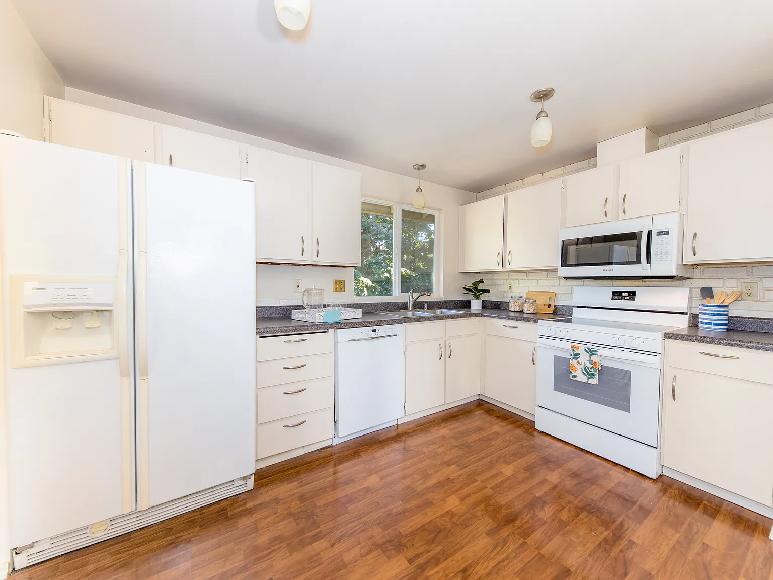 4 bed, 2280 sqft, $3,800 — Photo 3