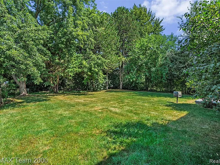 2053 Brookfield St — Photo 36