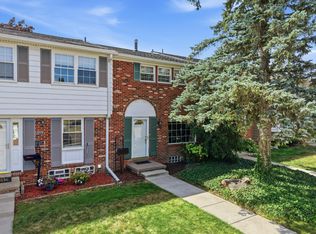 19372 Malvern Ct, Northville, MI 48167