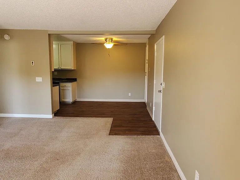 Royal Village Apartments — Photo 39