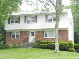 17 Greenway Ter N, Mahopac, NY 10541