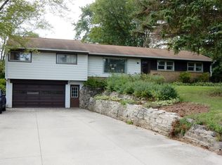 1105 Rolling Green Dr, Waukesha, WI 53186