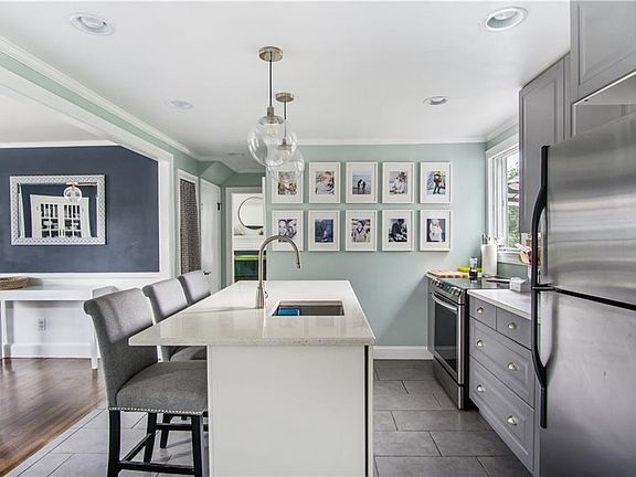 3rd image of 158 Pavilion Ave E