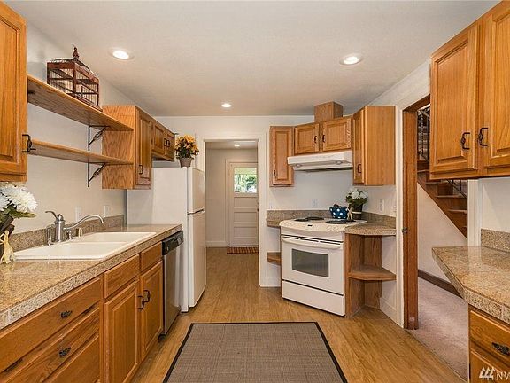 4th image of 1412 Beach Dr NE #B