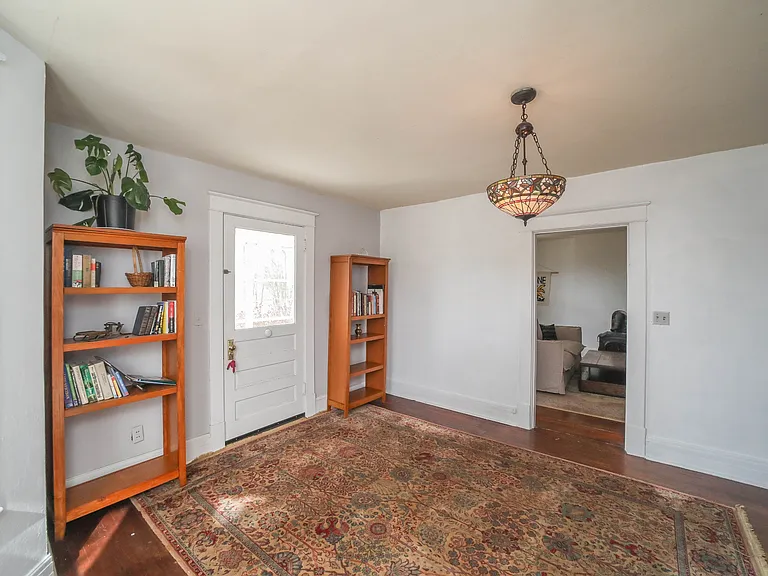 437 Roseland Rd — Photo 3