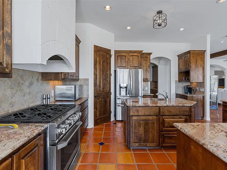 4922 Hidden Creek Ln — Photo 11