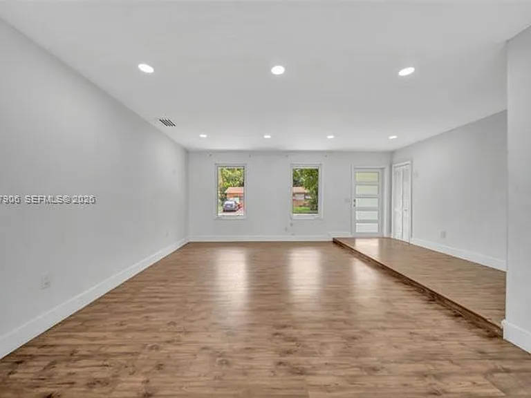 15010 NE 7th Ave — Photo 17
