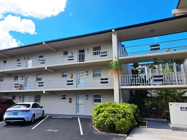 9940 47th Ave N APT 320, Saint Petersburg, FL 33708