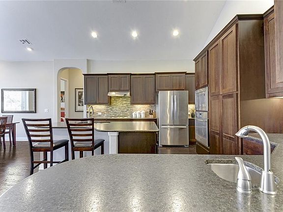 4th image of 2321 Molly Ln