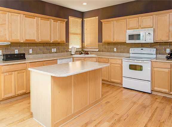 3rd image of 920 SE Deerfield Ln